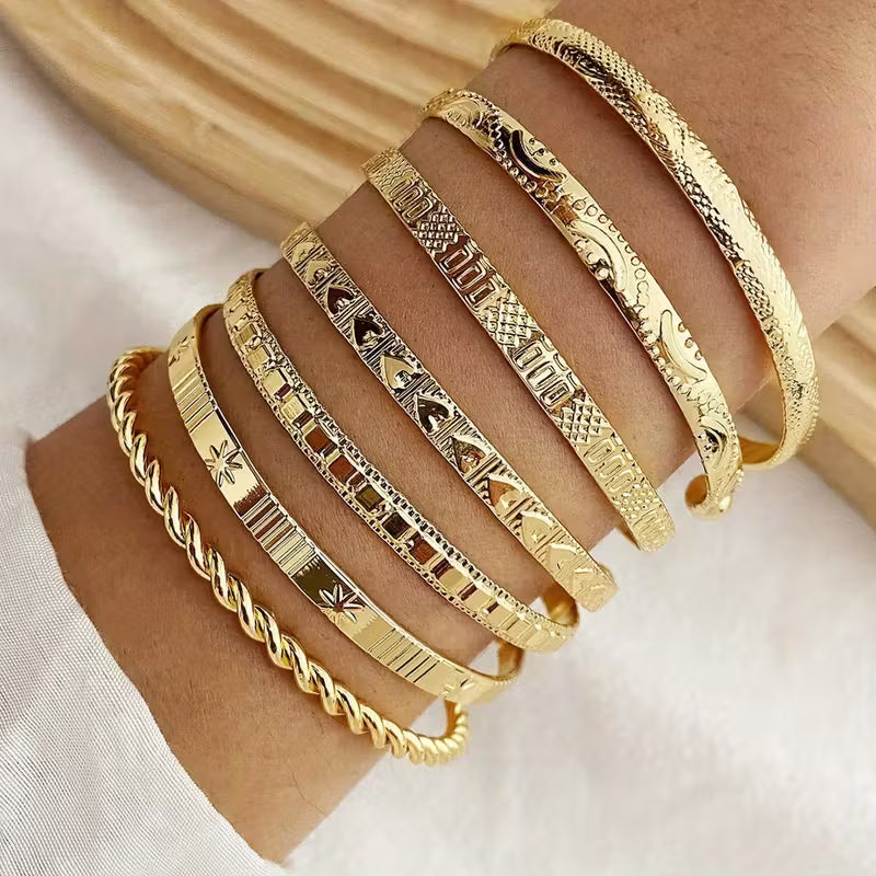 7-teiliges goldfarbenes Armbandset – Offenes Armband aus einer Legierung im Bohemian- und Punk-Stil