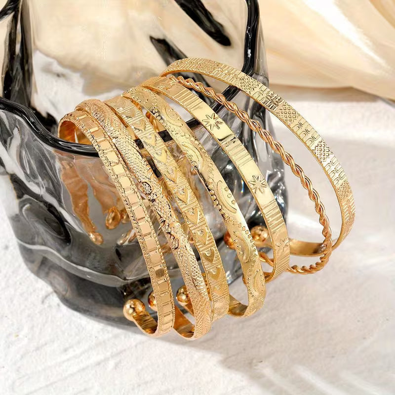 7-teiliges goldfarbenes Armbandset – Offenes Armband aus einer Legierung im Bohemian- und Punk-Stil