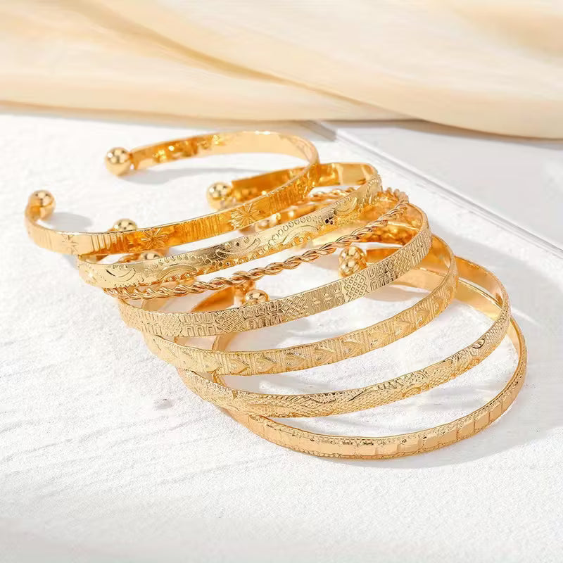 7-teiliges goldfarbenes Armbandset – Offenes Armband aus einer Legierung im Bohemian- und Punk-Stil