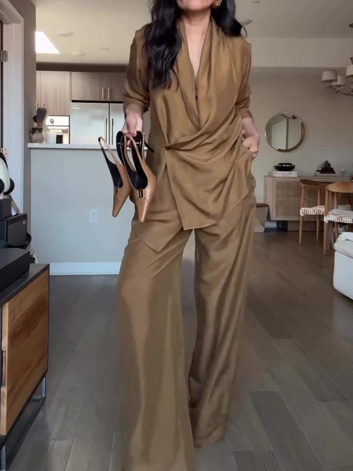 Ensemble blouse portefeuille en satin et pantalon large