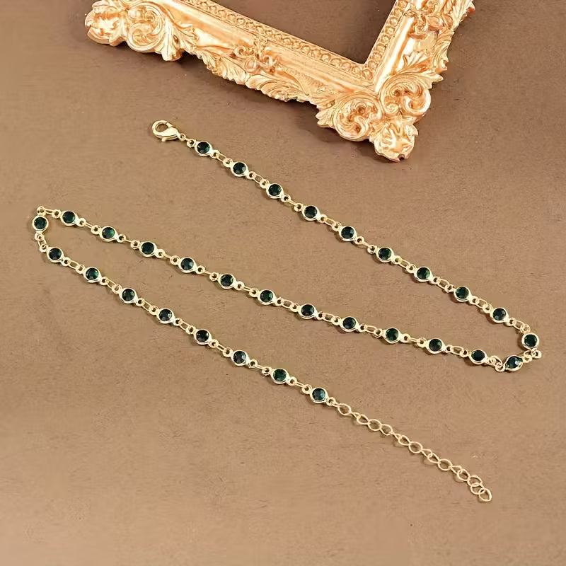 Stilvolle Halskette, verziert mit synthetischem Zirkonia