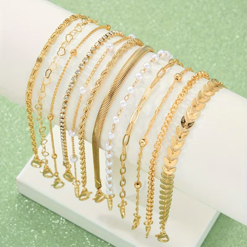 2-teiliges Damen-Armbandset, goldfarbenes Schmuckstück mit unechter Perle in Herzform und funkelnder, künstlicher Zirkonia-Kette mit mehreren Lagen, faltbar