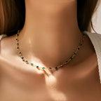 Elegante und stilvolle Halskette mit Verzierungen aus synthetischen Zirkonia.