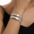 Beliebtes Armband, einfaches, halbkreisförmiges, hohles C-förmiges Armreif, trendiger Allrounder, eleganter Schmuck