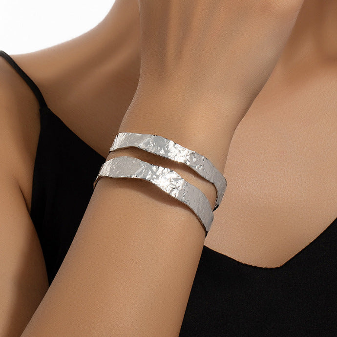 Beliebtes Armband, einfaches, halbkreisförmiges, hohles C-förmiges Armreif, trendiger Allrounder, eleganter Schmuck