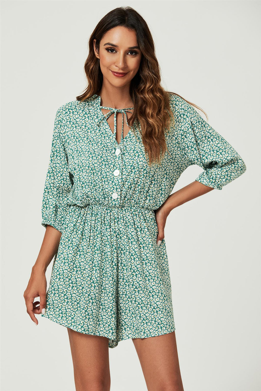 Gänseblümchen-Blumendruck Boho-Playsuit mit Knöpfen in Grün