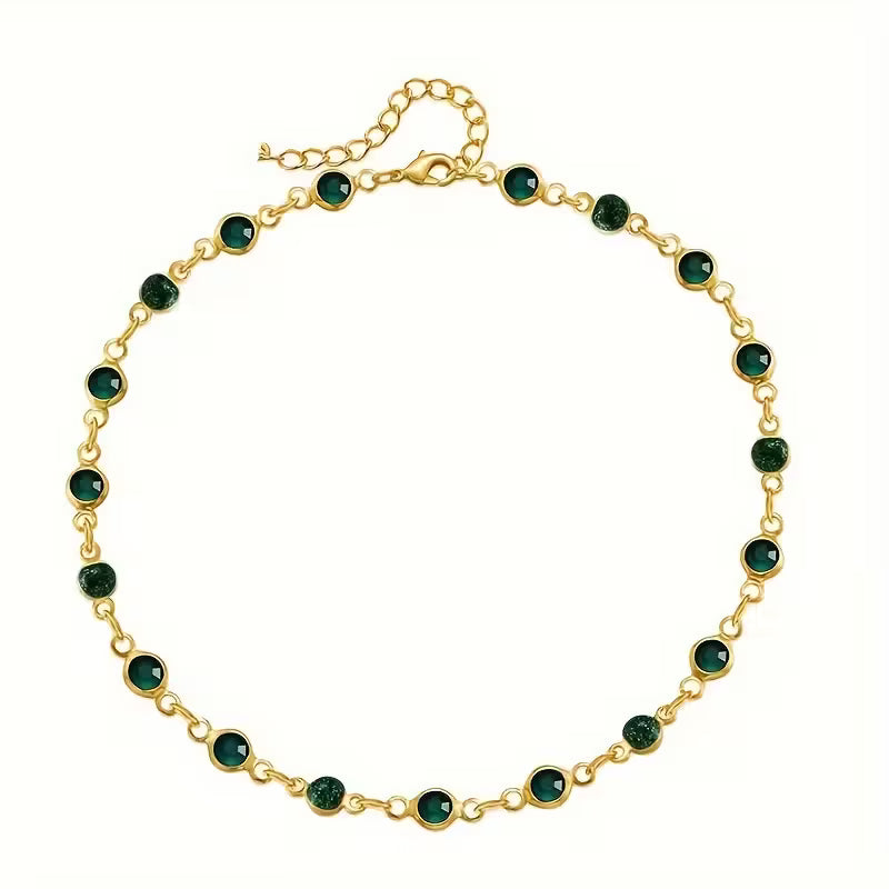 Elegante und stilvolle Halskette mit Verzierungen aus synthetischen Zirkonia.