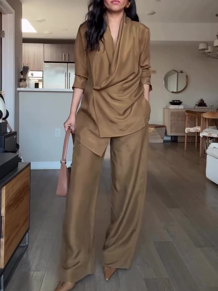 Ensemble blouse portefeuille en satin et pantalon large