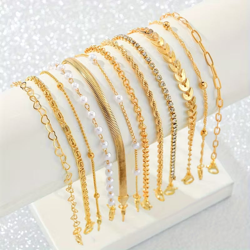 2-teiliges Damen-Armbandset, goldfarbenes Schmuckstück mit unechter Perle in Herzform und funkelnder, künstlicher Zirkonia-Kette mit mehreren Lagen, faltbar