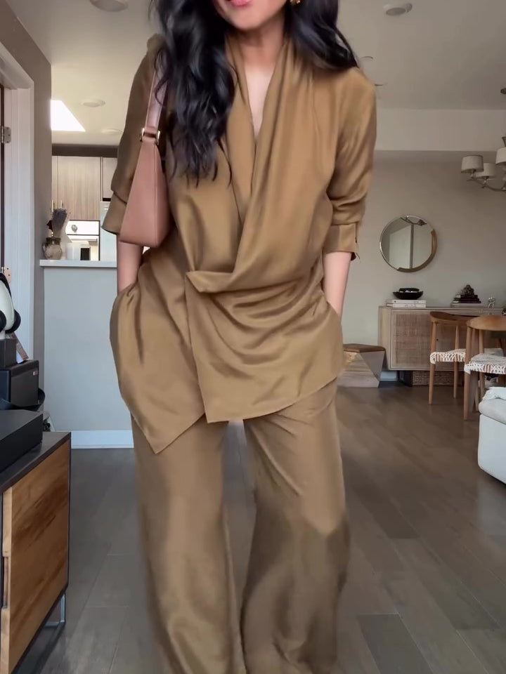 Ensemble blouse portefeuille en satin et pantalon large