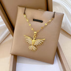 Vielseitiger, vergoldeter Schmuck für Damen