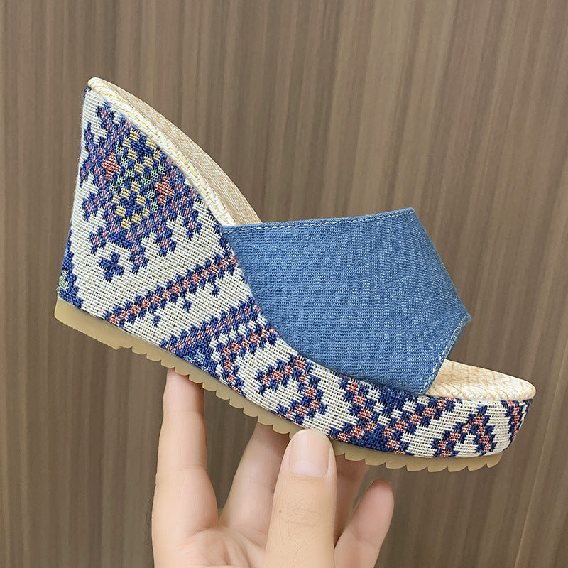 Sandales compensées à bout ouvert et à larges brides tendance pour femme