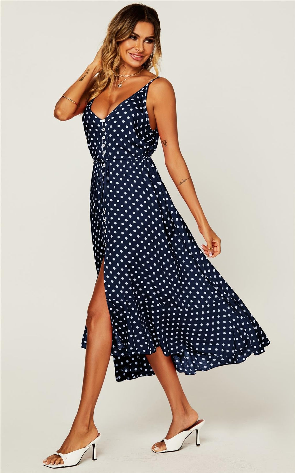 Trägerkleid mit Knopfleiste und Vokuhila-Saum in Marineblau & Weiß mit Tupfen