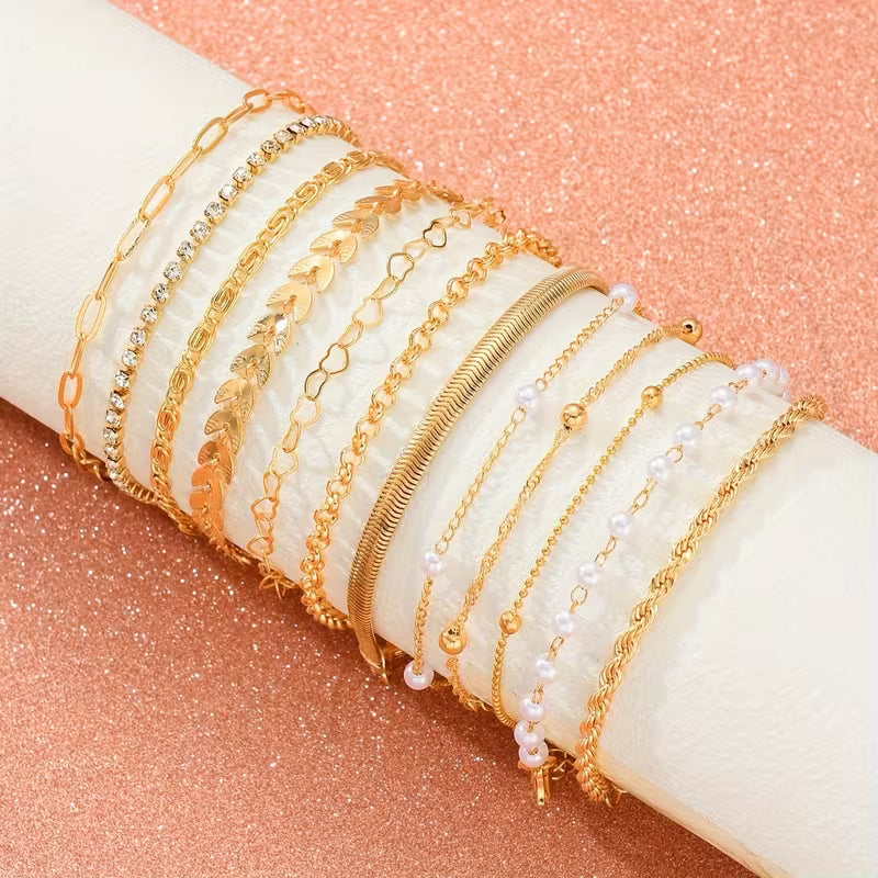 2-teiliges Damen-Armbandset, goldfarbenes Schmuckstück mit unechter Perle in Herzform und funkelnder, künstlicher Zirkonia-Kette mit mehreren Lagen, faltbar
