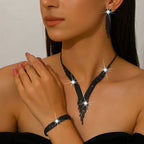 Silbernes Damenschmuckset mit Strasssteinen – Halskette, Ohrringe und Armband
