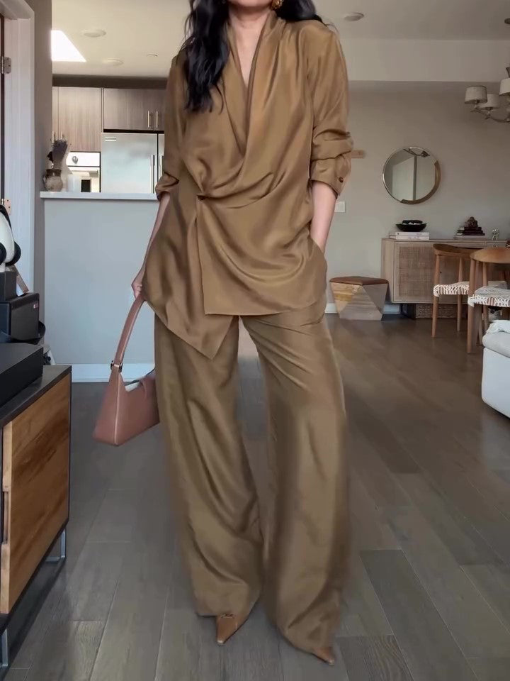 Ensemble blouse portefeuille en satin et pantalon large