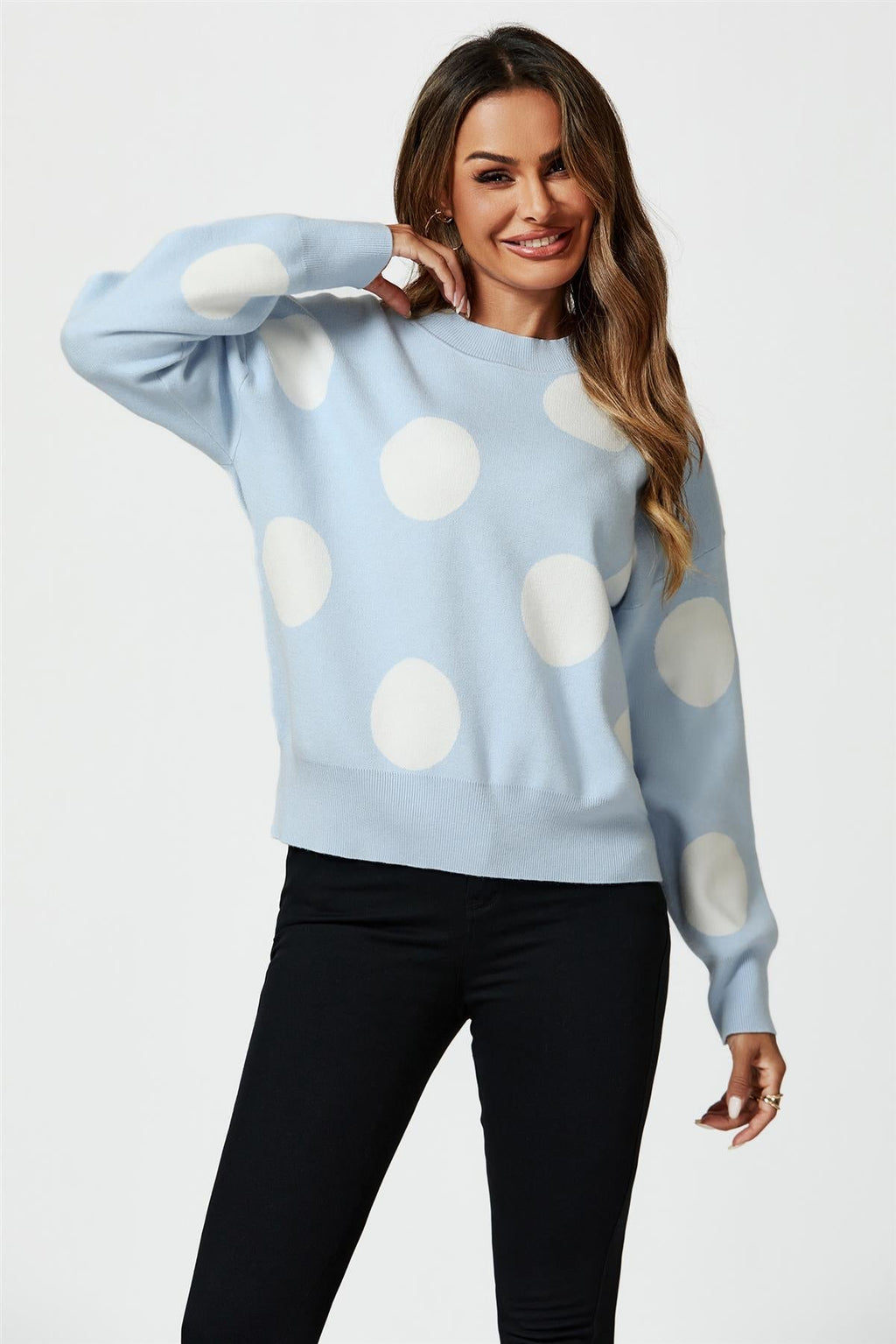 Gepunkteter Strickpullover in Blau