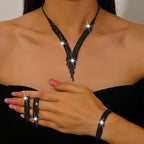 Silbernes Damenschmuckset mit Strasssteinen – Halskette, Ohrringe und Armband