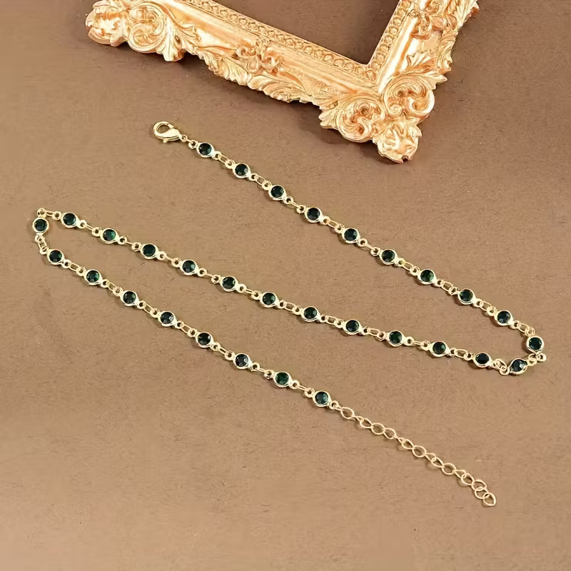 Elegante und stilvolle Halskette mit Verzierungen aus synthetischen Zirkonia.