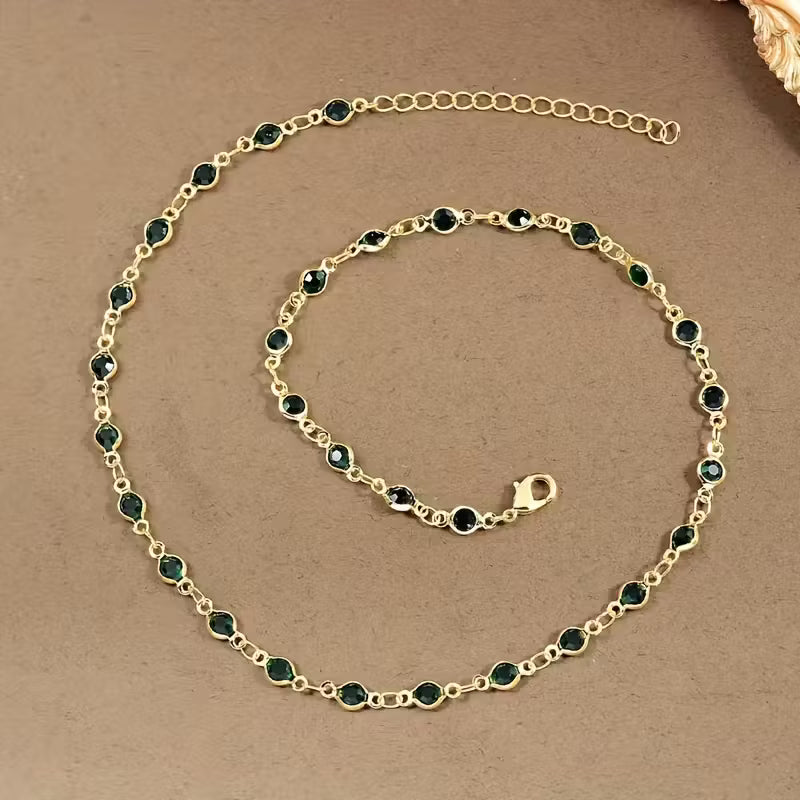 Stilvolle Halskette, verziert mit synthetischem Zirkonia