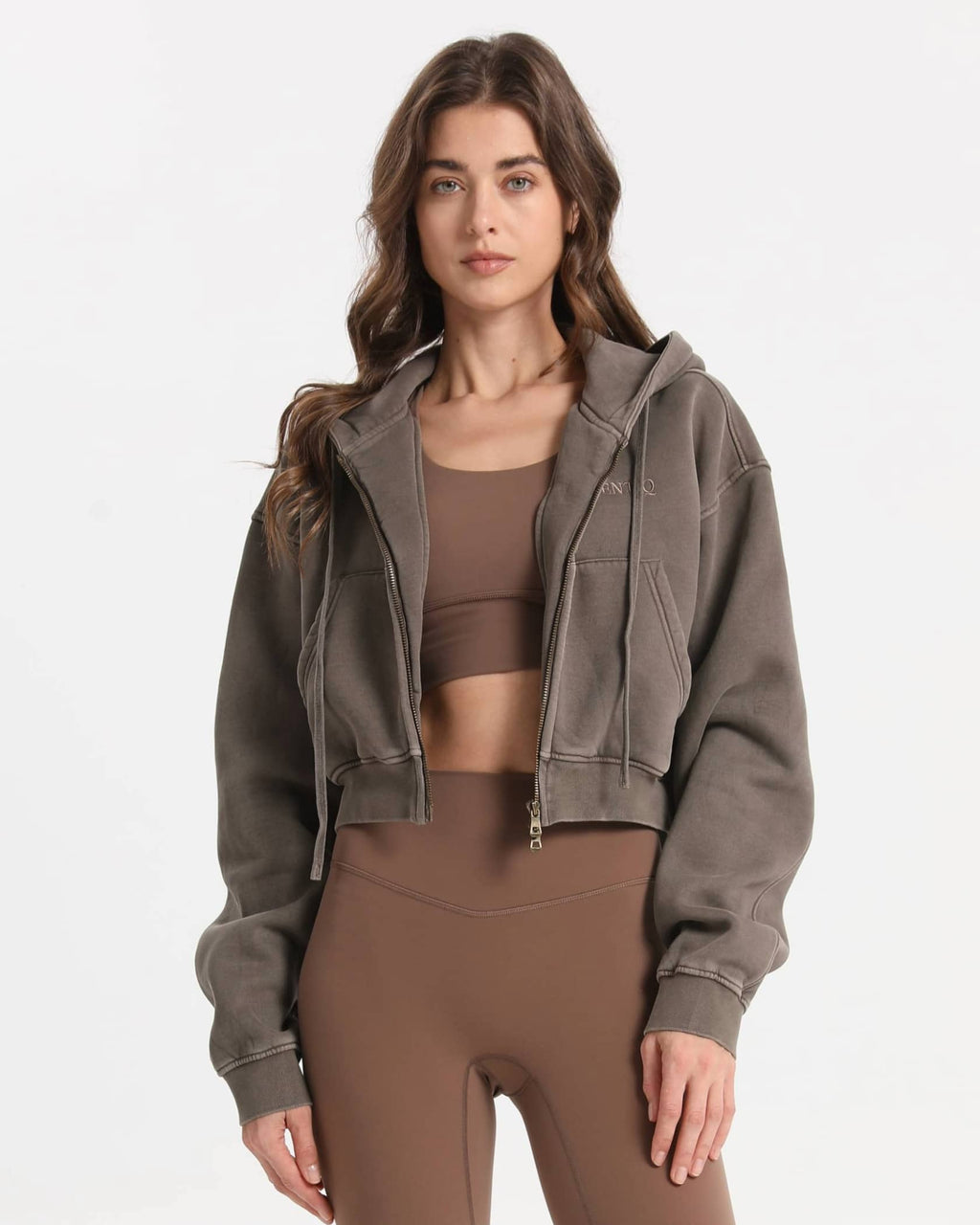 Sweat à capuche court zippé aspect jean doux – Marron foncé
