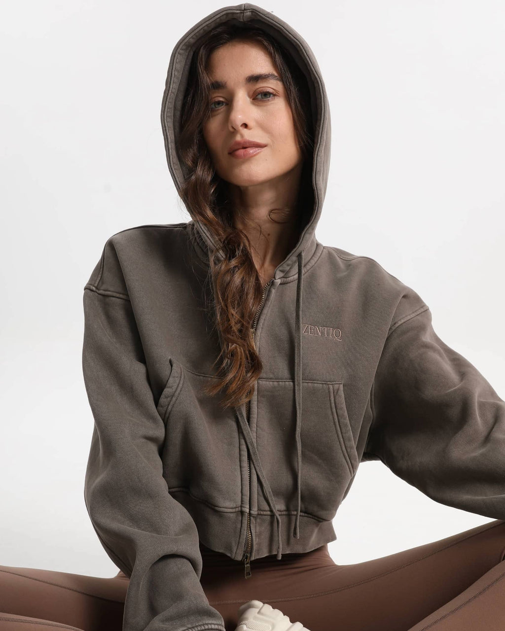 Sweat à capuche court zippé aspect jean doux – Marron foncé