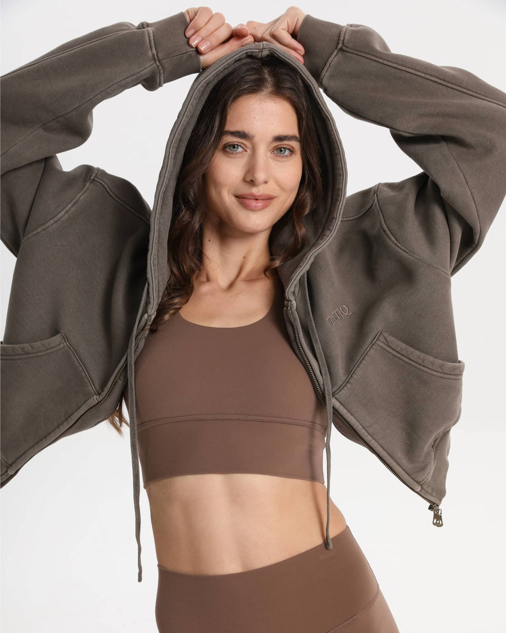 Sweat à capuche court zippé aspect jean doux – Marron foncé