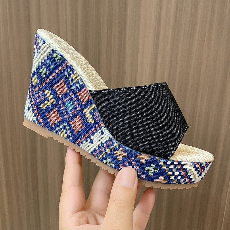 Sandales compensées à bout ouvert et à larges brides tendance pour femme