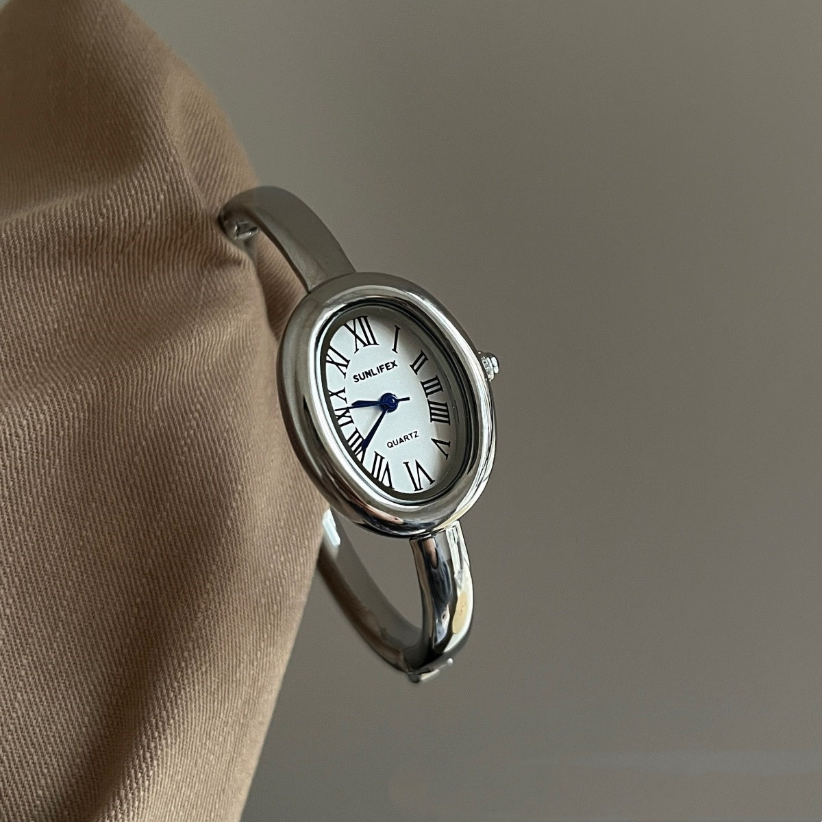 Damen Oval Armbanduhr - Römische Ziffern, Elegantes Design