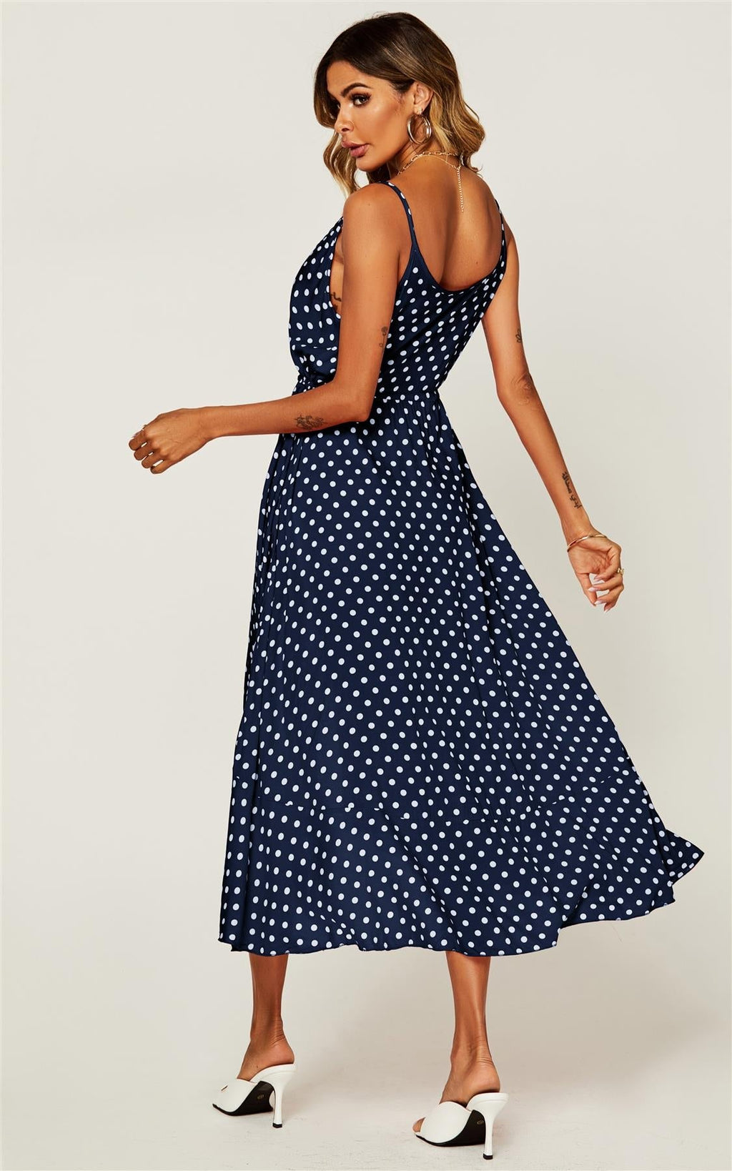 Trägerkleid mit Knopfleiste und Vokuhila-Saum in Marineblau & Weiß mit Tupfen