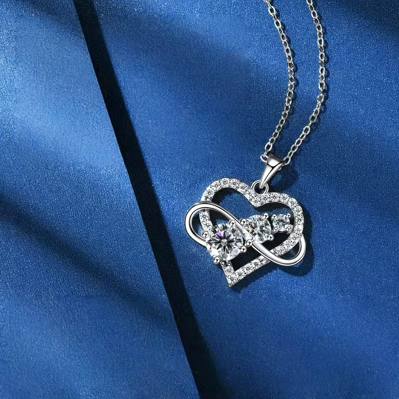 Halskette in Herzform – Symbol für drei Leben und ewige Liebe