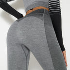 Nahtlose gestreifte Strick-Yoga-Fitnesshose