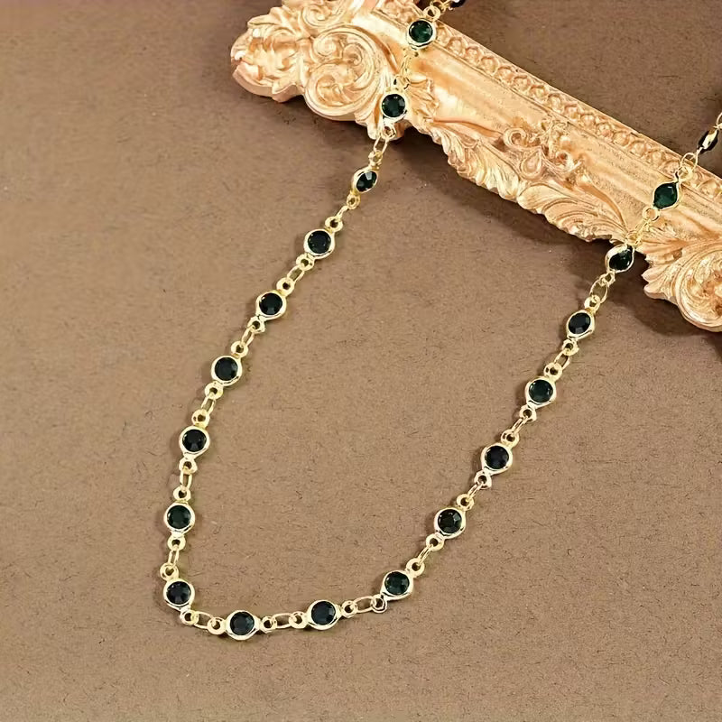 Elegante und stilvolle Halskette mit Verzierungen aus synthetischen Zirkonia.