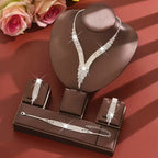 Silbernes Damenschmuckset mit Strasssteinen – Halskette, Ohrringe und Armband
