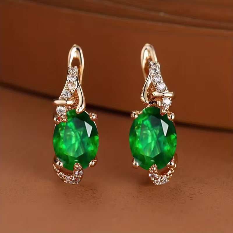 Trendige runde und ovale Steine ​​in Weiß, Blau, Rot und Rosa für Damen. 