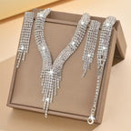 Silbernes Damenschmuckset mit Strasssteinen – Halskette, Ohrringe und Armband