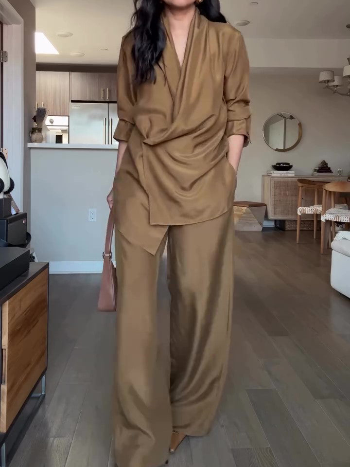 Ensemble blouse portefeuille en satin et pantalon large