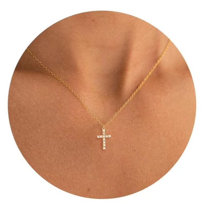 Collier rotatif couronne en croix serti de faux diamants