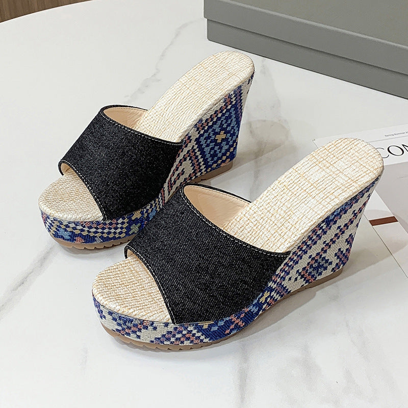 Sandales compensées à bout ouvert et à larges brides tendance pour femme