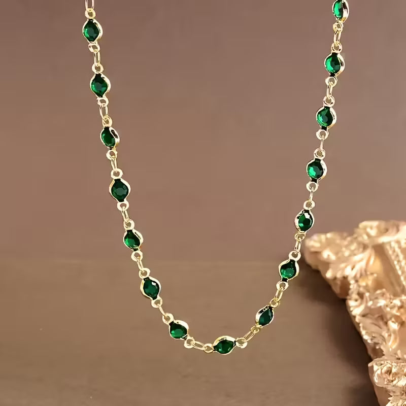 Elegante und stilvolle Halskette mit Verzierungen aus synthetischen Zirkonia.