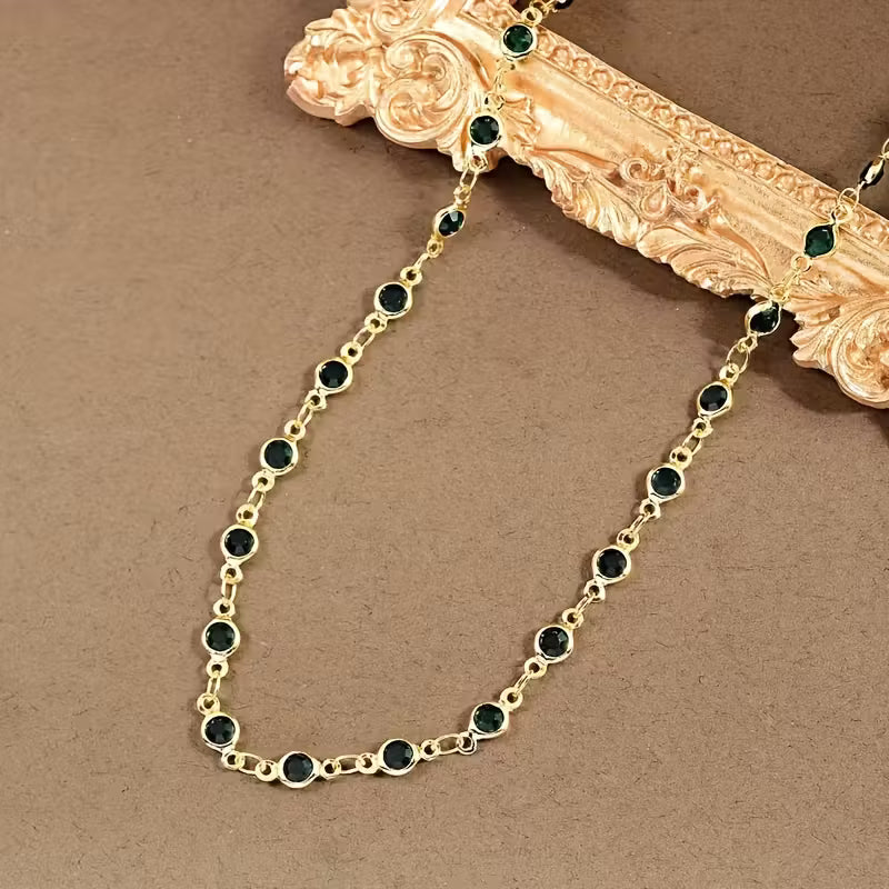 Stilvolle Halskette, verziert mit synthetischem Zirkonia