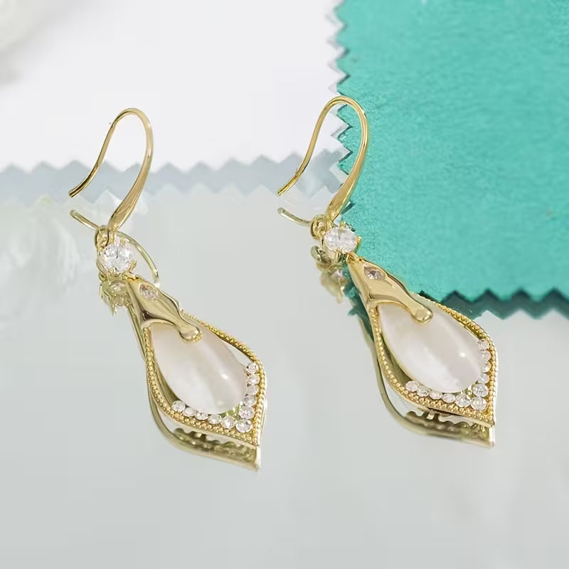 Stilvoller Blingbling – Tropfenförmige Hängeohrringe für zwei Damen