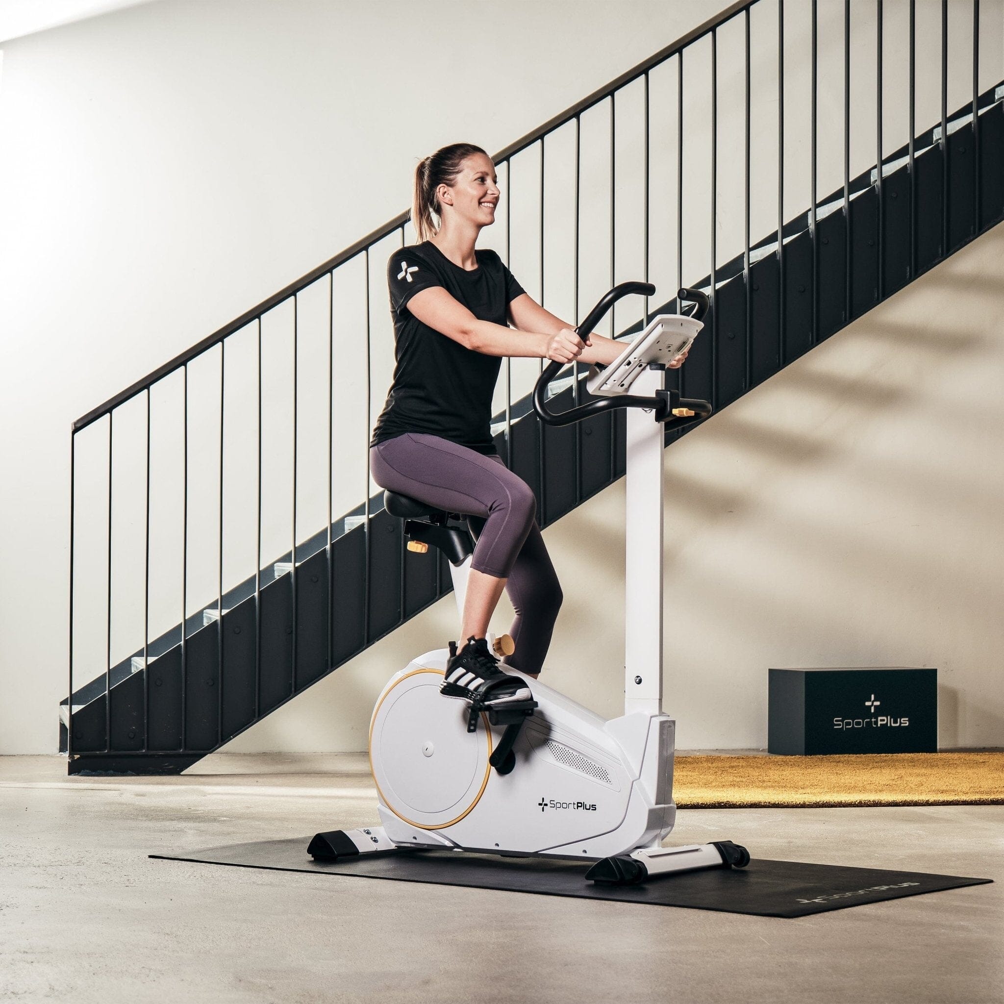 Heimtrainer | Tiefer Einstieg | 24 Computer gesteuerte Widerstandsstufen | bis 260 W | App-kompatibel