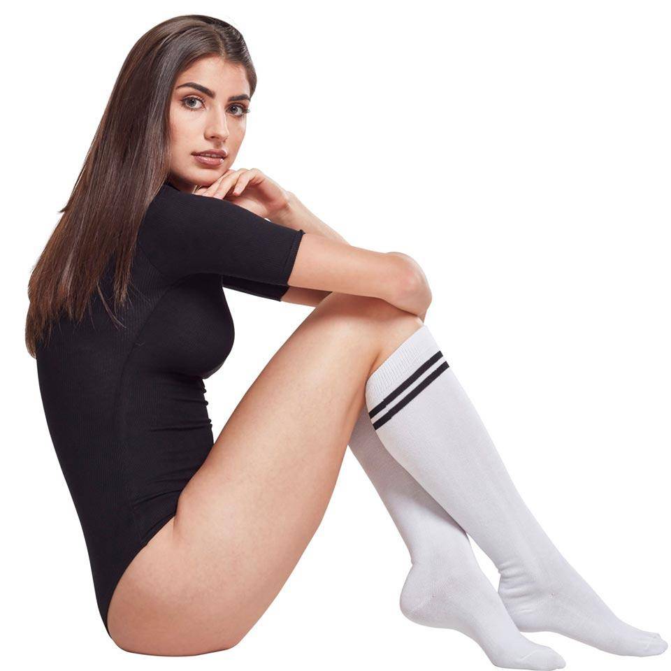 Chaussettes de collège basiques pour femme en noir ou blanc